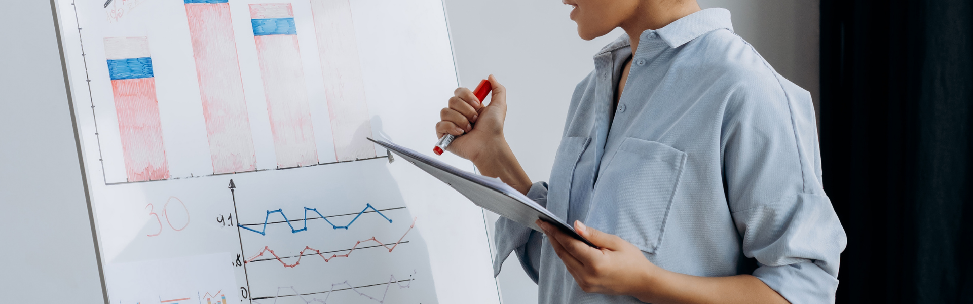 International students networking and collaborating on global business case studies at Hanbridge Institute.