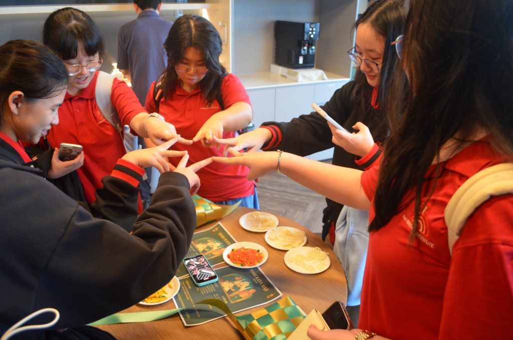 Hanbridge Institute Embracing Singapore Culture