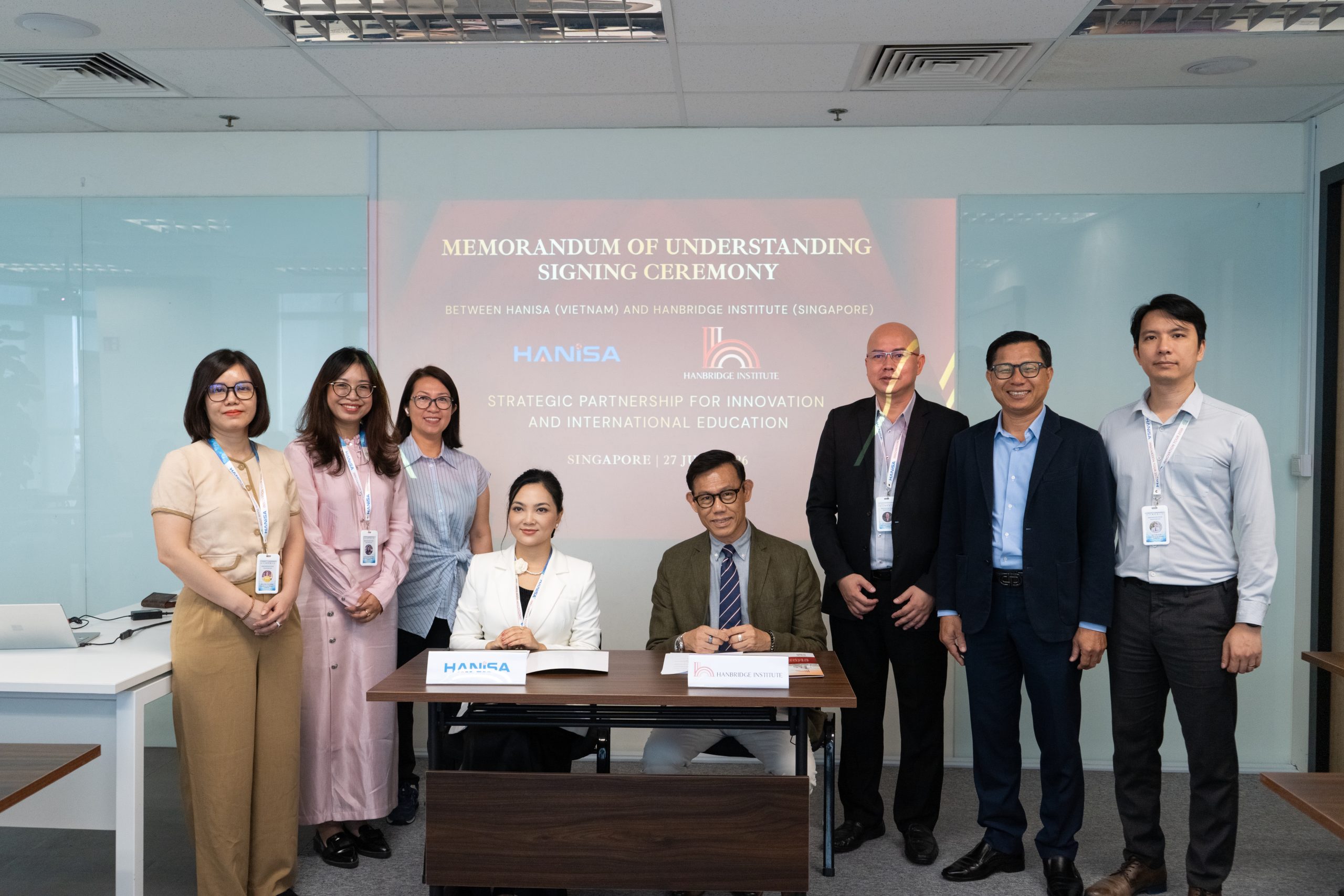 Representatives from Hanbridge Institute and the Hanoi Innovation and Startup Association (HANISA) signing a Memorandum of Understanding in Singapore.