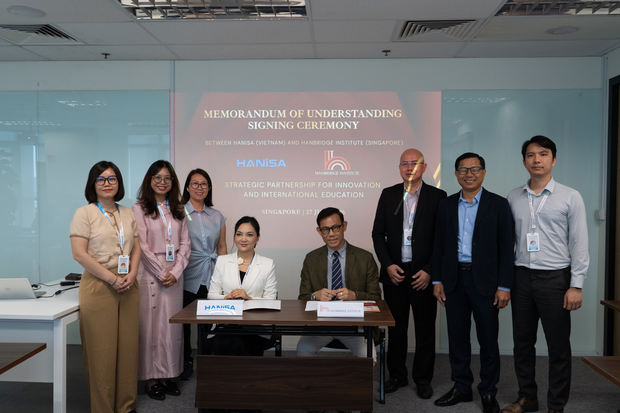 Representatives from Hanbridge Institute and the Hanoi Innovation and Startup Association (HANISA) signing a Memorandum of Understanding in Singapore.