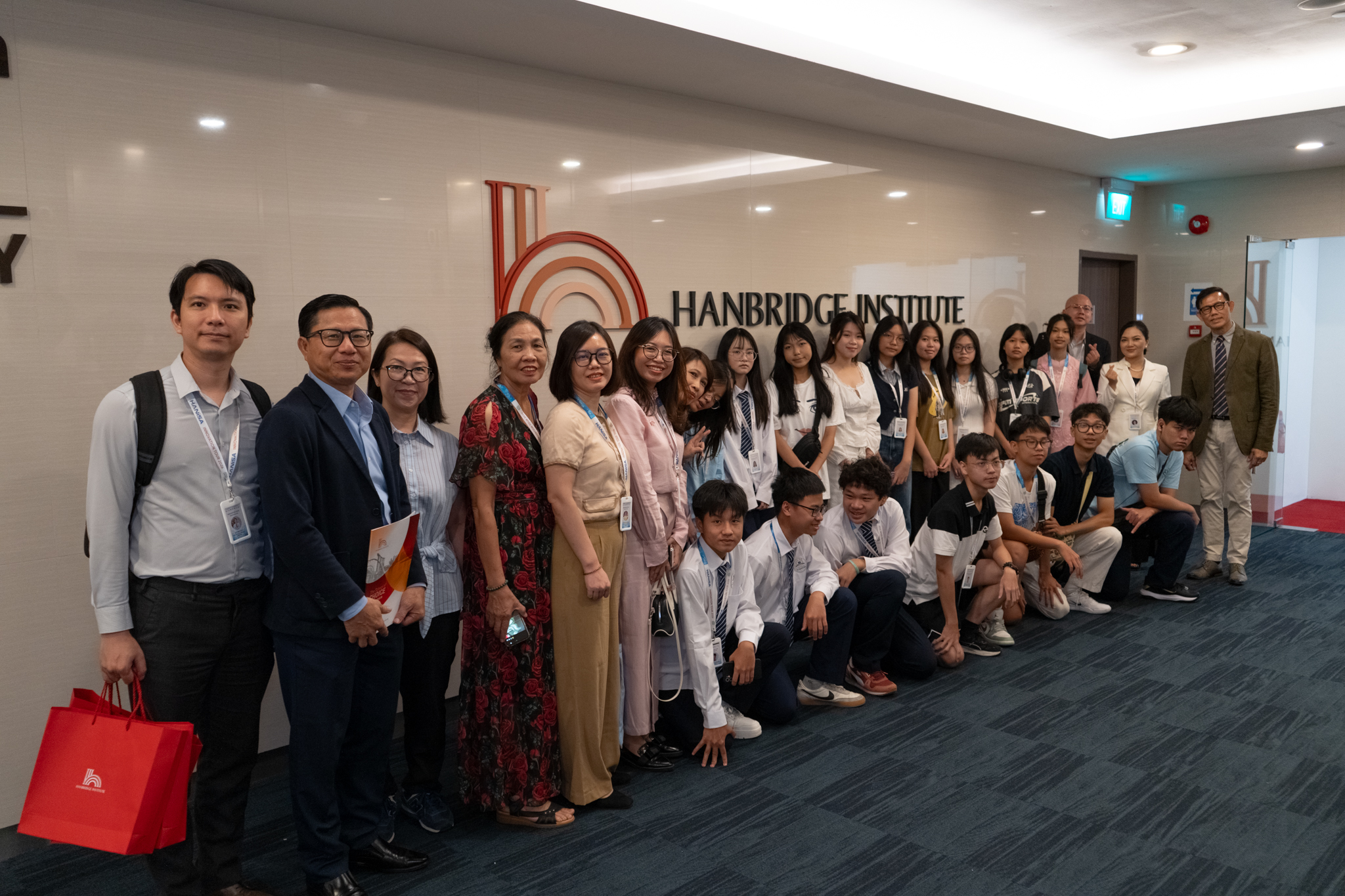 Delegates from Hanbridge Institute and HANISA celebrating the launch of a new Singapore–Vietnam education partnership.
