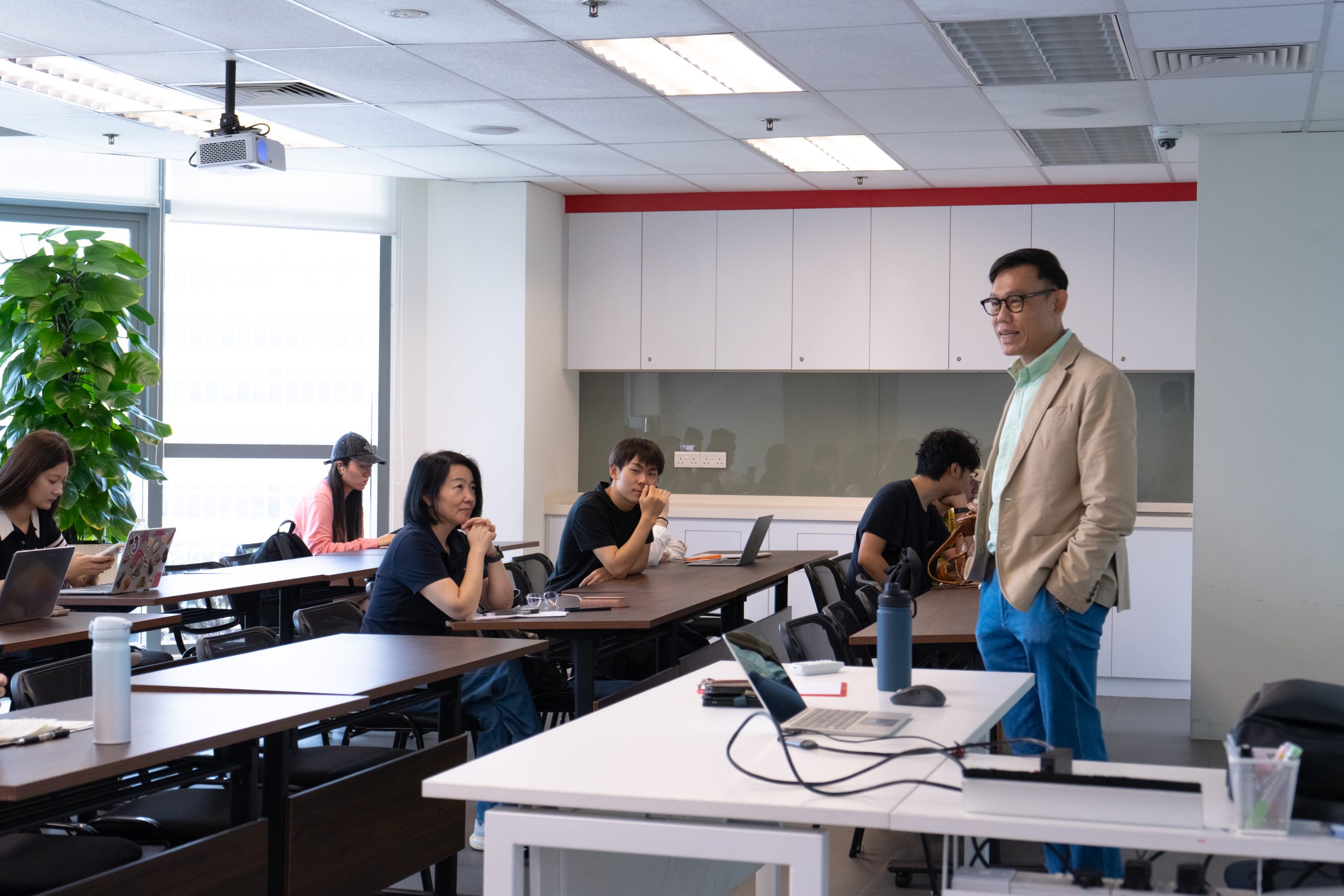 Dr Alan Go engaging with MSc students at Hanbridge Institute in Singapore