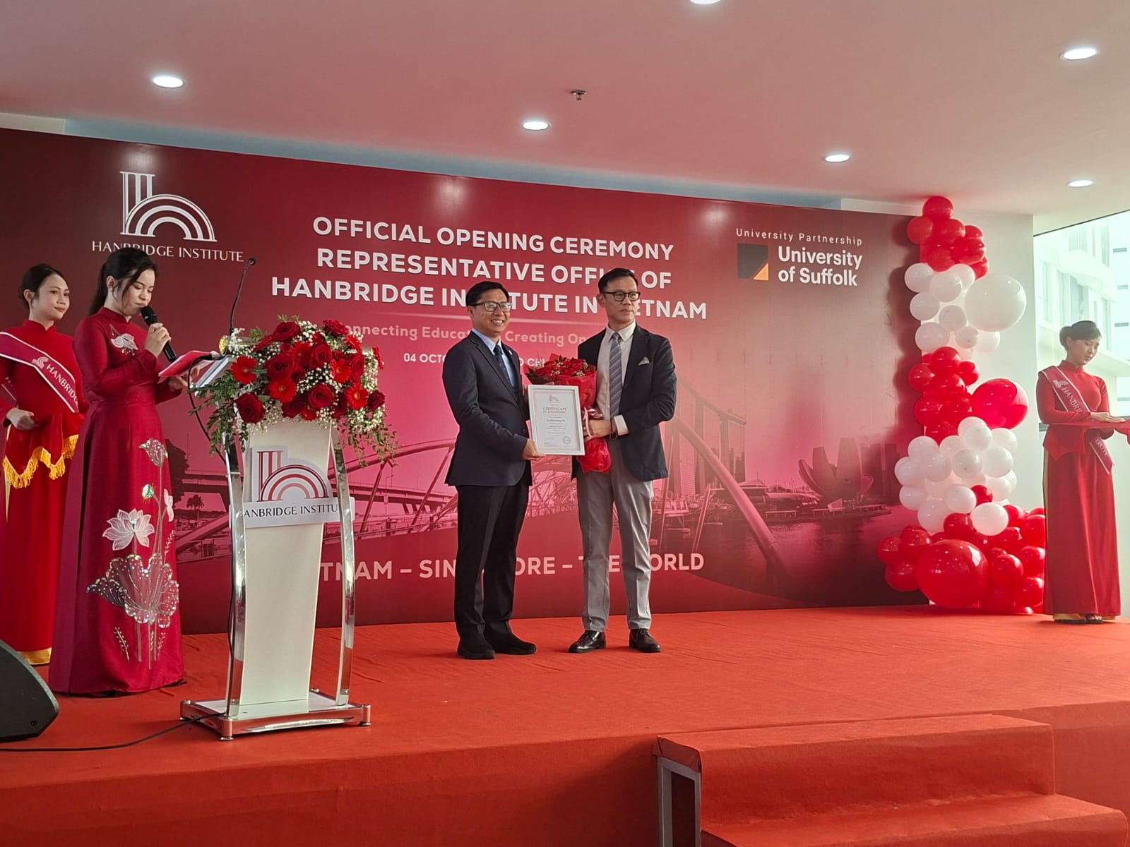 Mr Kevin Dinh and Dr Alan Go on stage at the opening of Hanbridge Institute’s Vietnam representative office