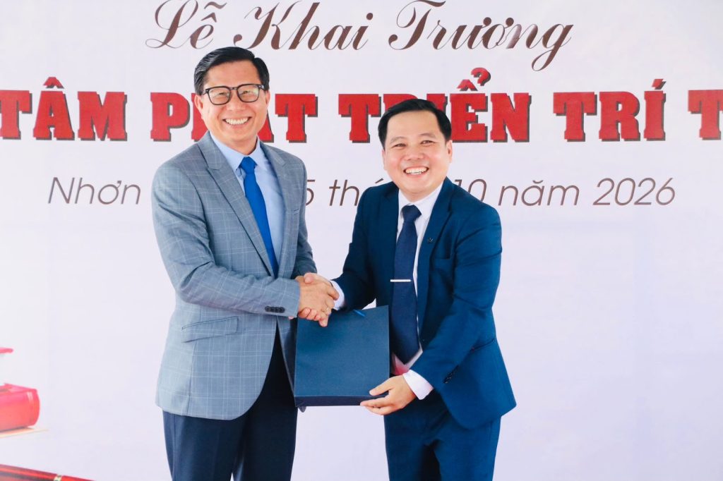 Dr Kevin Dinh with Master Nguyễn Quang Tánh, Director of YMD, during the Hanbridge Institute partnership event in Vietnam.