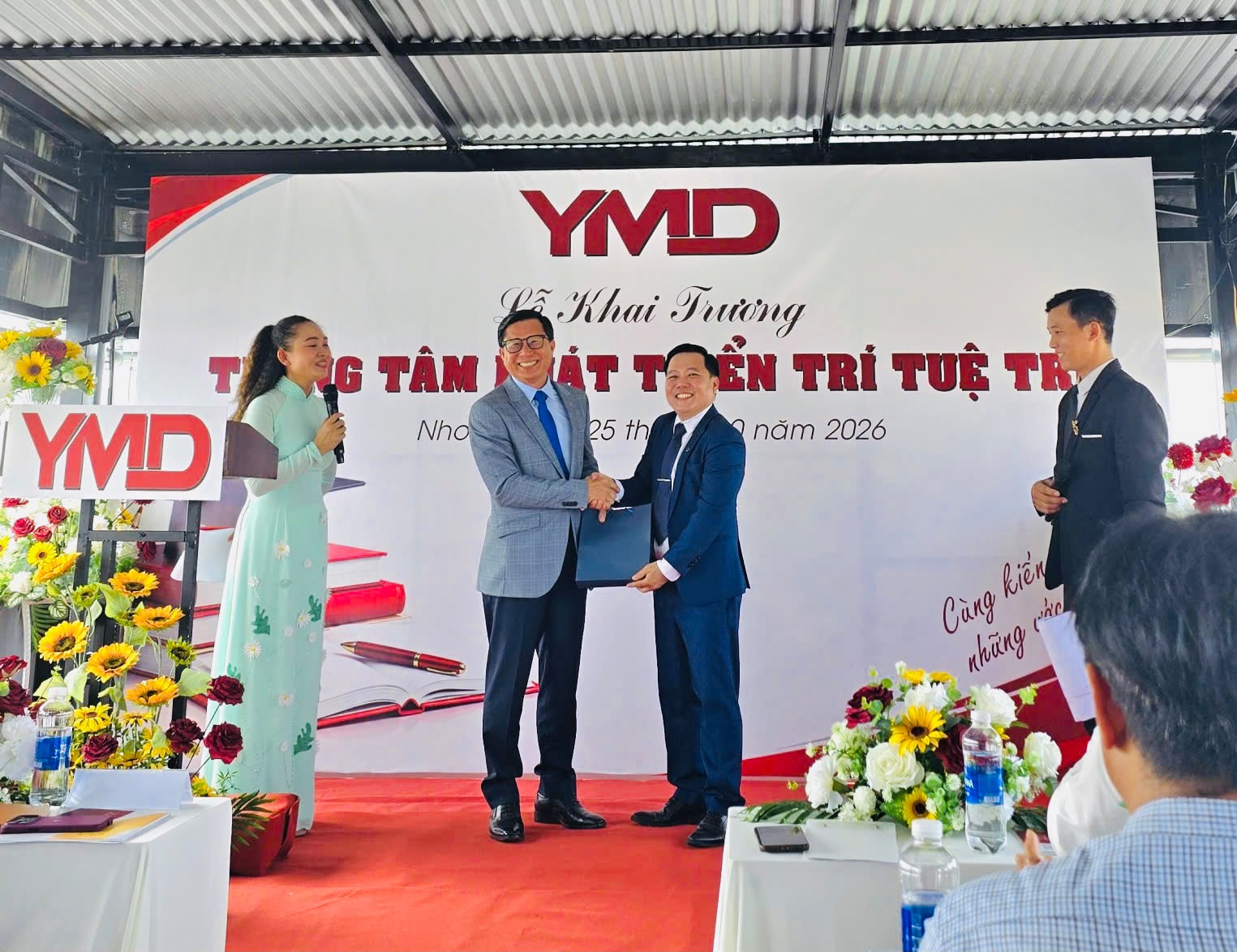 Dr Kevin Dinh with Master Nguyễn Quang Tánh, Director of YMD, during the Hanbridge Institute partnership event in Vietnam.